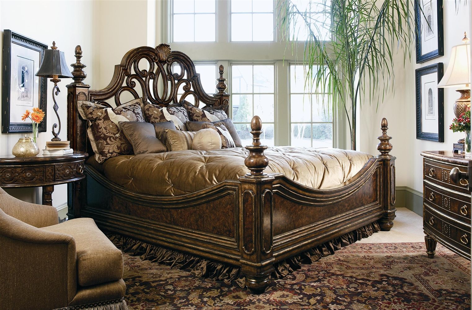 Кровать деревянная в классическом стиле